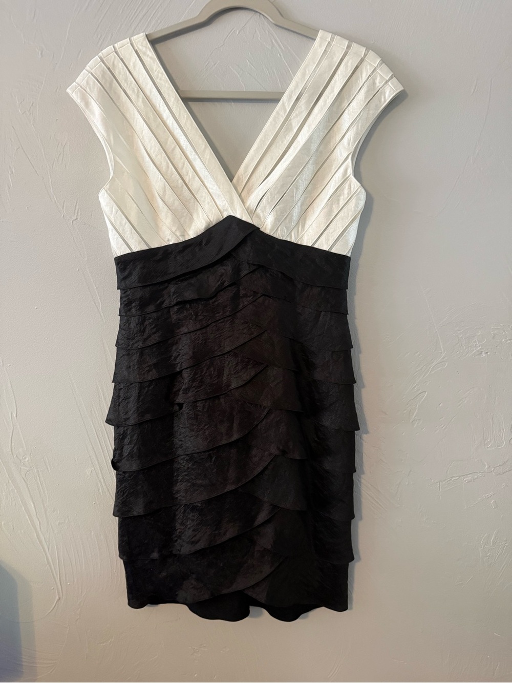 Adrianna Papell Black Ivory Shutter Pleat Tiered Ruffle Cocktail Dress Size 6